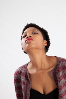 Güzel kadın düşünceli görünüyor.