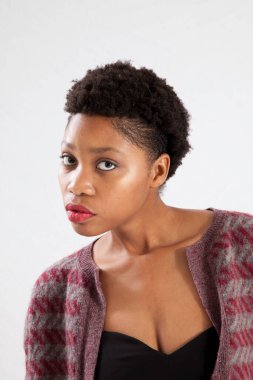 Güzel kadın düşünceli görünüyor.