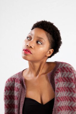 Güzel kadın düşünceli görünüyor.