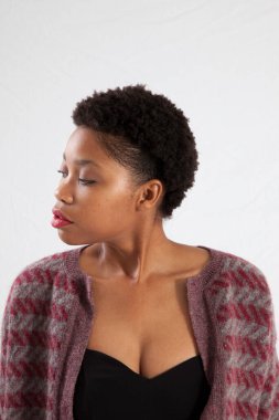 Güzel kadın düşünceli görünüyor.