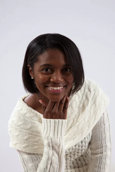 Mulher Negra Feliz Sentada Com Sorriso — Fotografia de Stock