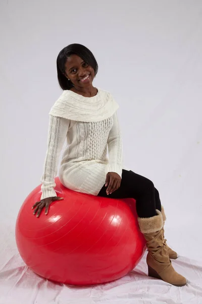 Mulher Negra Feliz Sentado Uma Bola Exercício Vermelho — Fotografia de Stock