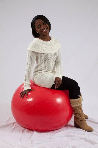 Mulher Negra Feliz Sentado Uma Bola Exercício Vermelho — Fotografia de Stock