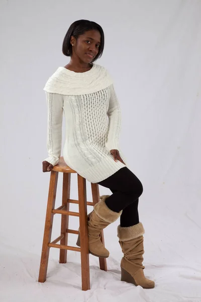 Mulher Negra Feliz Sentada Com Sorriso — Fotografia de Stock