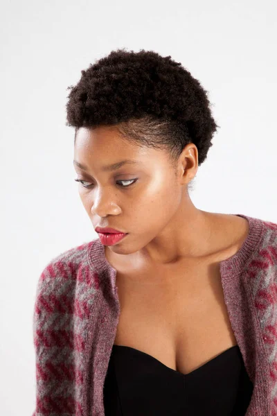 Güzel kadın düşünceli görünüyor.