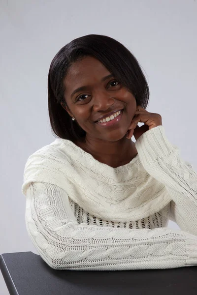 Glückliche Schwarze Frau Sitzt Mit Einem Lächeln — Stockfoto