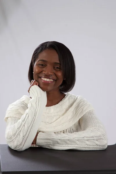 Mulher Negra Feliz Sentada Com Sorriso — Fotografia de Stock