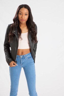 Siyah deri ceketli güzel bir kadın.