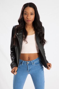 Siyah deri ceketli güzel bir kadın.