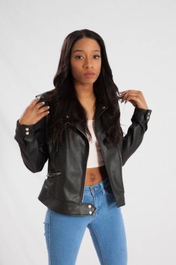 Siyah deri ceketli güzel bir kadın.