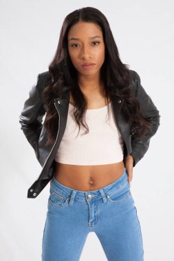 Siyah deri ceketli güzel bir kadın.