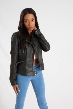 Siyah deri ceketli güzel bir kadın.