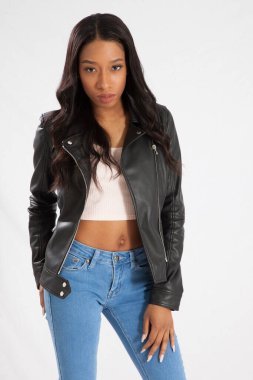 Siyah deri ceketli güzel bir kadın.
