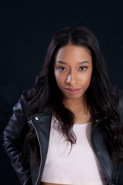 Siyah Deri Ceketli Güzel Kadın