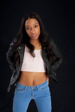 Siyah Deri Ceketli Güzel Kadın