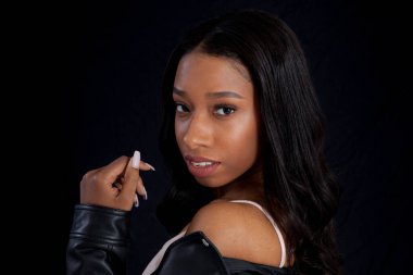 Siyah Deri Ceketli Güzel Kadın