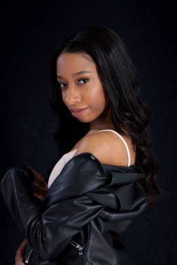 Siyah deri ceketli, gülümseyen güzel bir kadın.