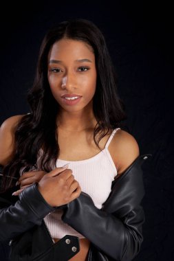 Siyah Deri Ceketli Güzel Kadın