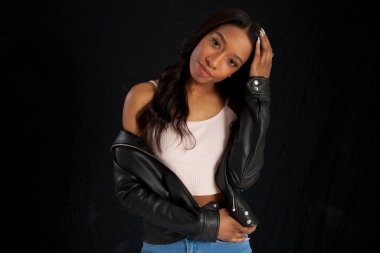 Siyah deri ceketli, gülümseyen güzel bir kadın.