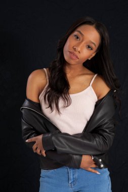 Siyah Deri Ceketli Güzel Kadın