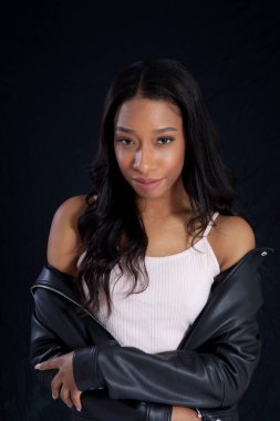 Siyah deri ceketli, gülümseyen güzel bir kadın.