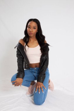 Düşünce kadın yere çömeldi