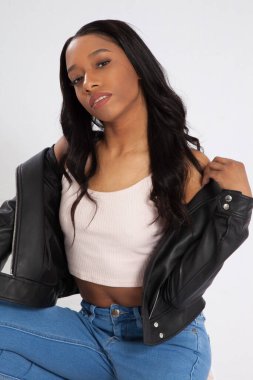 Düşünce kadın yere çömeldi