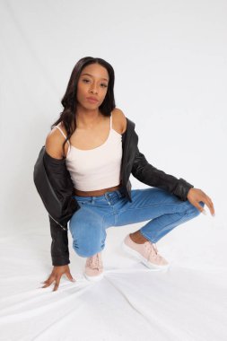 Düşünce kadın yere çömeldi