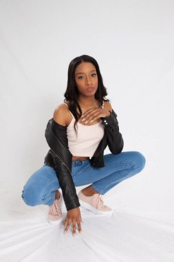 Düşünce kadın yere çömeldi