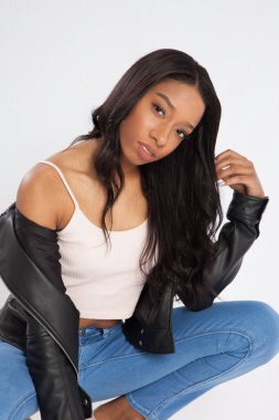 Düşünce kadın yere çömeldi