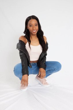 Yerde çömelmiş mutlu kadın