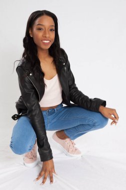 Yerde çömelmiş mutlu kadın