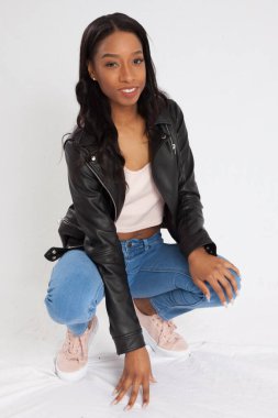 Yerde çömelmiş mutlu kadın