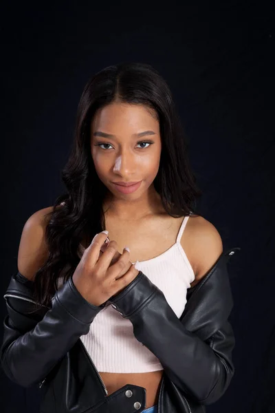 Siyah deri ceketli, gülümseyen güzel bir kadın.