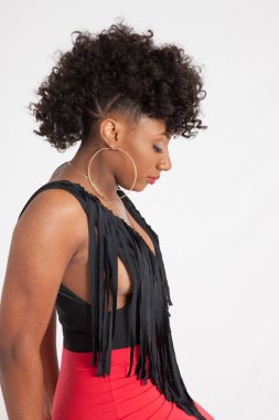 Taburede oturan seksi zenci kadın.