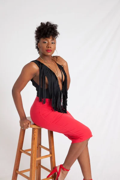 Sexy Mulher Negra Sentado Banquinho — Fotografia de Stock