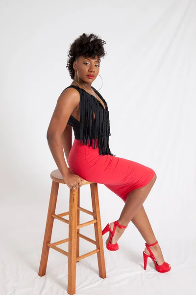 Sexy Mujer Negra Sentada Taburete —  Fotos de Stock