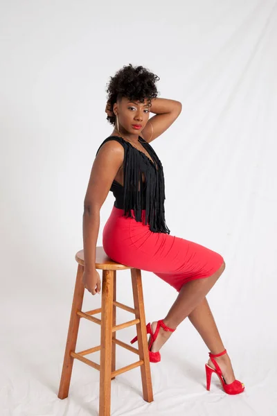 Sexy Mujer Negra Sentada Taburete —  Fotos de Stock