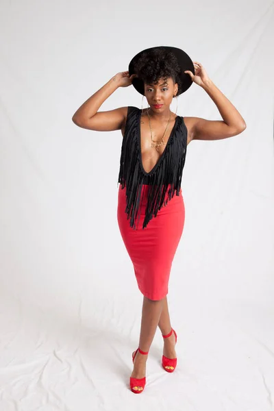 Sexy Mujer Negra Chaleco Con Flecos Sombrero —  Fotos de Stock