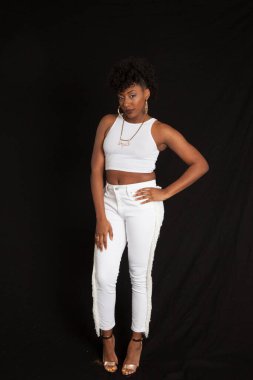 Beyaz elbiseli dalgın siyah kadın.