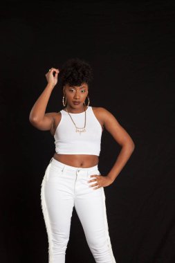 Eli saçında güzel siyah bir kadın.