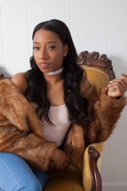 Güzel bayan düşünceli bir şekilde oturuyor.