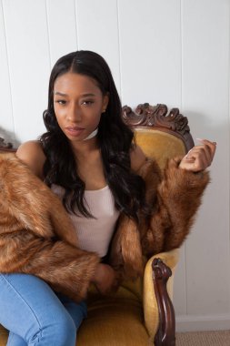 Güzel bayan düşünceli bir şekilde oturuyor.