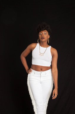 Eli kalçasında düşünceli bir kadın.