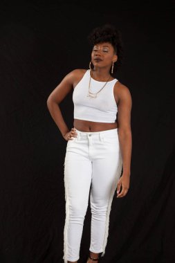 Eli kalçasında düşünceli bir kadın.