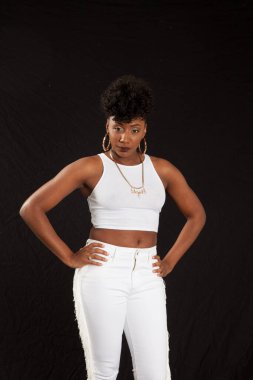 Eli kalçasında düşünceli bir kadın.