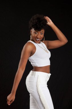 Gülümseyen Mutlu Siyah Kadın