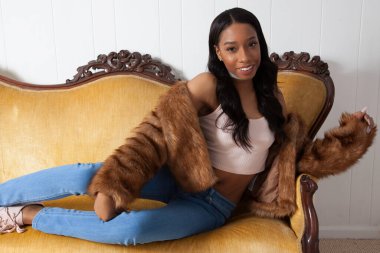 Güzel bir kadın oturuyor ve gülümsüyor