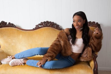 Güzel bir kadın oturuyor ve gülümsüyor