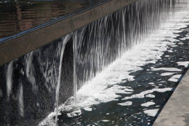 Köpükle şelaleyi ferahlatıyor.